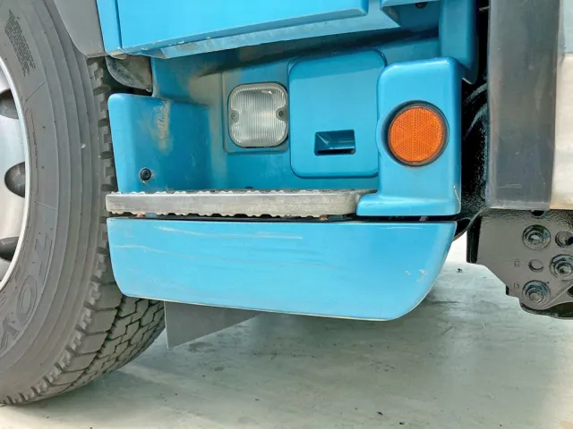 運転席側ステップカバーに引きキズがあります。|日野 プロフィア QPG-SH1EEDGの写真25