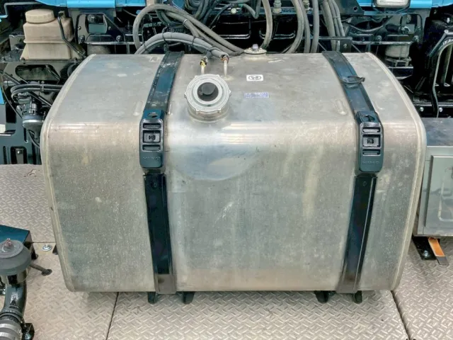 踊り場にアルミ製390Lタンクが付いています。|日野 プロフィア QPG-SH1EEDGの写真27