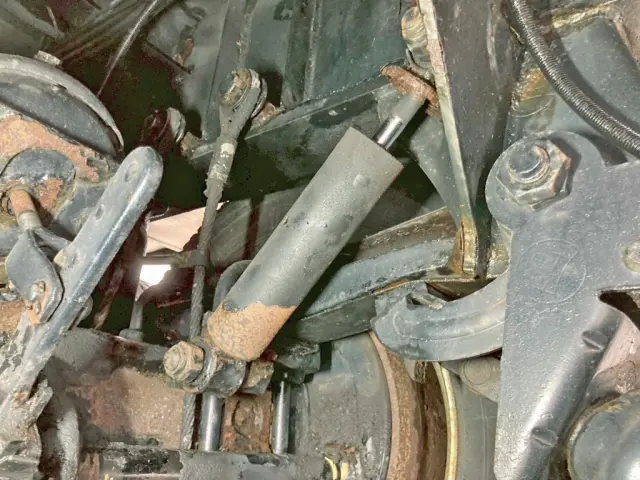 1軸目助手席側のショックアブソーバーカバーが欠品しています。|トレクス トレクス PFB34116の写真13
