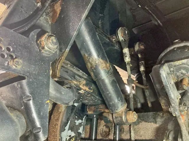 1軸目運転席側のショックアブソーバーカバーに腐食があります。|トレクス トレクス PFB34116の写真14
