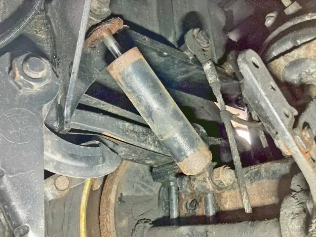 2軸目運転席側のショックアブソーバーカバーが欠品しています。|トレクス トレクス PFB34116の写真16
