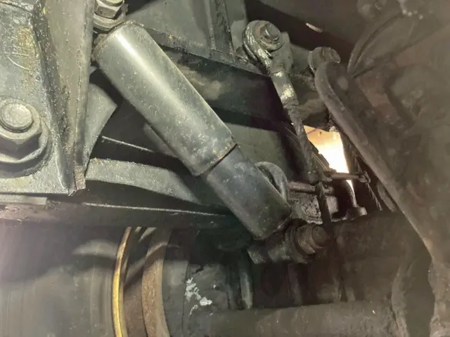 3軸目運転席側のショックアブソーバーカバーに小さな腐食があります。|トレクス トレクス PFB34116の写真18