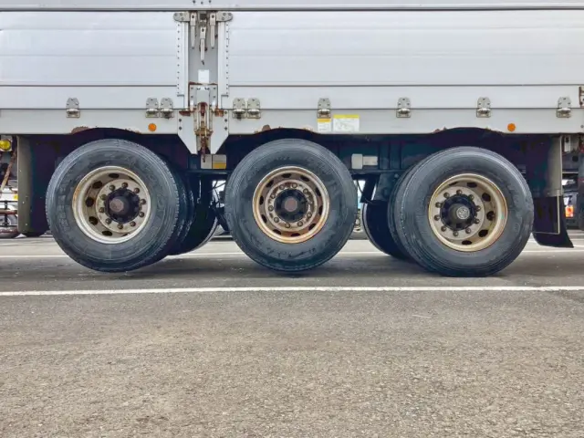 リフトアクスル機能付きです。(前2軸がリフトアップします)|トレクス トレクス PFB34116の写真29