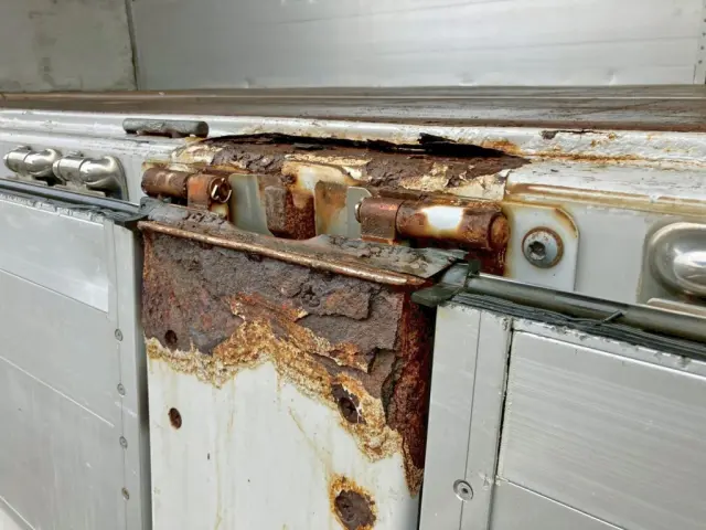 助手席側前方の中柱下部 及び 周辺に腐食・欠損があります。|トレクス トレクス PFB34116の写真44