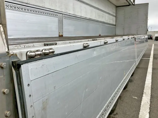 運転席側アオリ後方の所々にヘコミがあります。|トレクス トレクス PFB34116の写真45