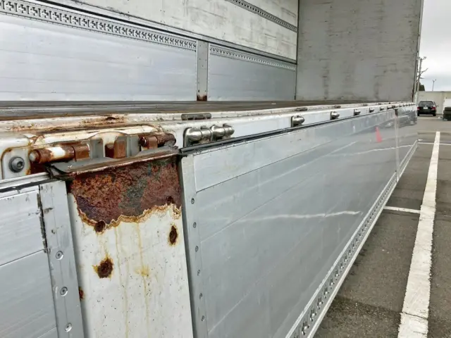 運転席側アオリ中央部の所々にヘコミがあります。|トレクス トレクス PFB34116の写真46