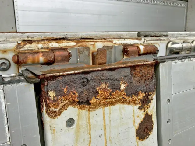 運転席側前方の中柱下部に腐食・穴あきがあります。|トレクス トレクス PFB34116の写真49