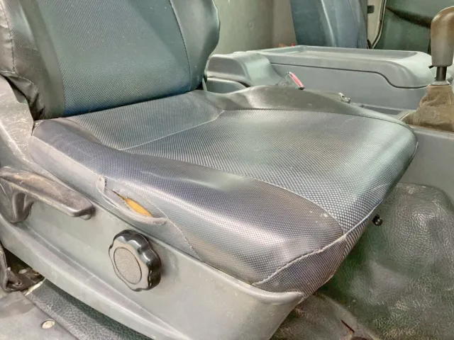 運転席座面にヘタリ・破れがあります。|三菱 ファイター PA-FK71D(2WD)の写真9