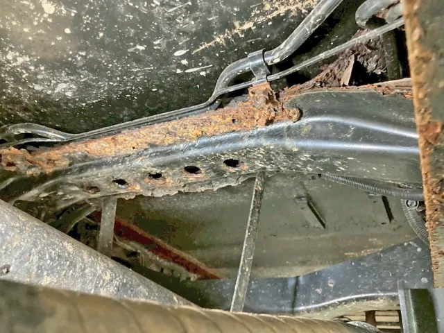 下回りの状態です。(中央前方・拡大図)|三菱 ファイター PA-FK71D(2WD)の写真12