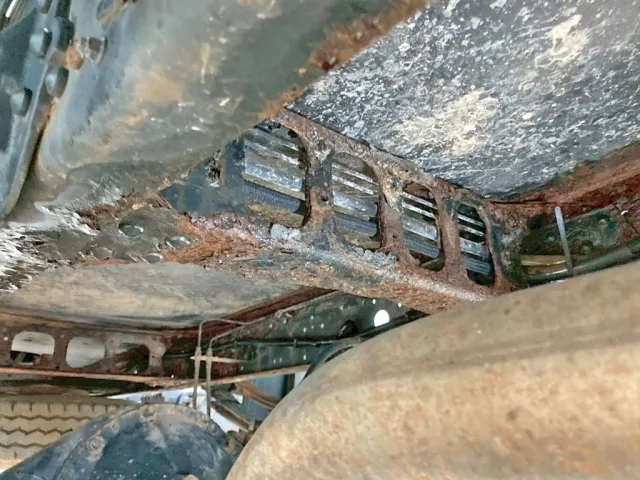 下回りの状態です。(中央後方・拡大図)|三菱 ファイター PA-FK71D(2WD)の写真14