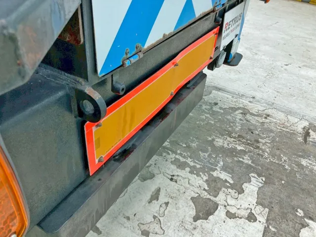 リヤ中央の反射板に曲がりがあります。|三菱 ファイター PA-FK71D(2WD)の写真19