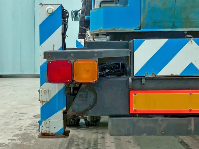 助手席側テールランプブラケットに曲がりがあります。|三菱 ファイター PA-FK71D(2WD)の写真20