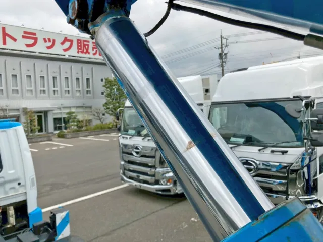 起伏シリンダーにメッキ虫食い・ハゲがあります。|三菱 ファイター PA-FK71D(2WD)の写真23