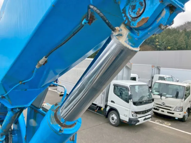 起伏シリンダー先端部にコーキング補修跡があります。|三菱 ファイター PA-FK71D(2WD)の写真24