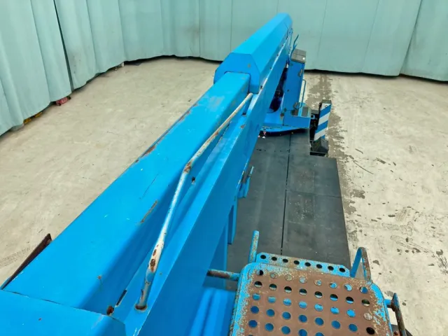 ブーム上部のステーに曲がりがあります。|三菱 ファイター PA-FK71D(2WD)の写真25