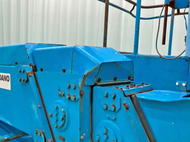 ブーム前方のカバーに曲がりがあります。|三菱 ファイター PA-FK71D(2WD)の写真27