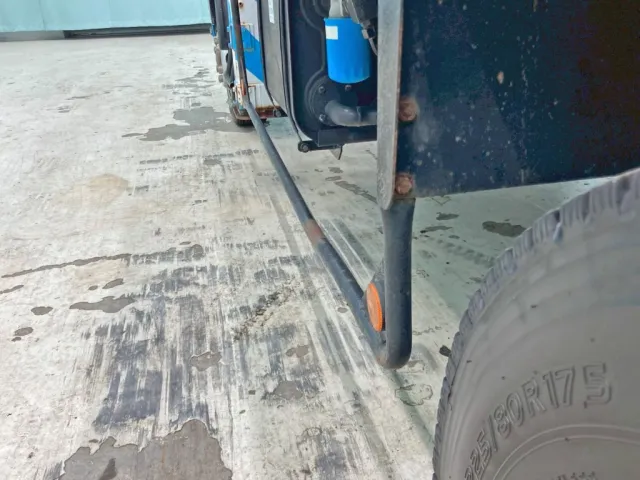 助手席側サイドバンパーに曲がりがあります。|三菱 ファイター PA-FK71D(2WD)の写真39