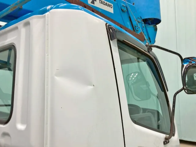 運転席側クォーターパネルにヘコミがあります。|三菱 ファイター PA-FK71D(2WD)の写真40