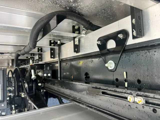 シャーシとネタの状態です。(縦ネタ・横ネタはアルミ製です)|日野 レンジャー 2KG-FD2ABG(2WD)の写真6