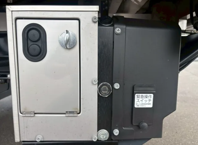 ゲートの昇降スイッチです。|日野 レンジャー 2KG-FD2ABG(2WD)の写真16