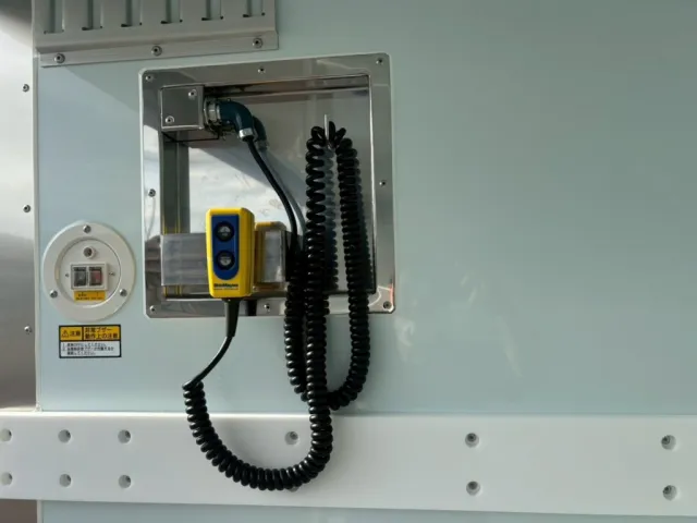 庫内にゲートのコントローラーがあります。|日野 レンジャー 2KG-FD2ABG(2WD)の写真17