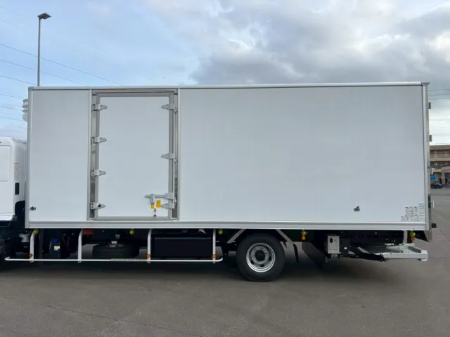 助手席側にサイドドアがあります。|日野 レンジャー 2KG-FD2ABG(2WD)の写真19