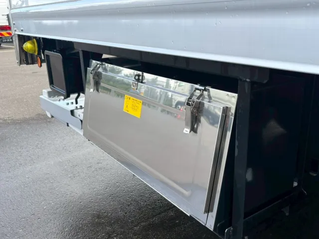 運転席側後部に工具箱が付いています。|日野 レンジャー 2KG-FD2ABG(2WD)の写真24