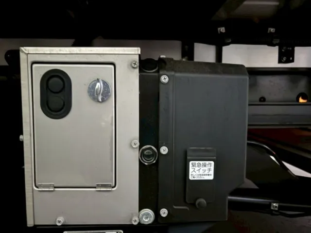 ゲートの昇降スイッチです。|日野 レンジャー 2KG-FD2ABG(2WD)の写真15