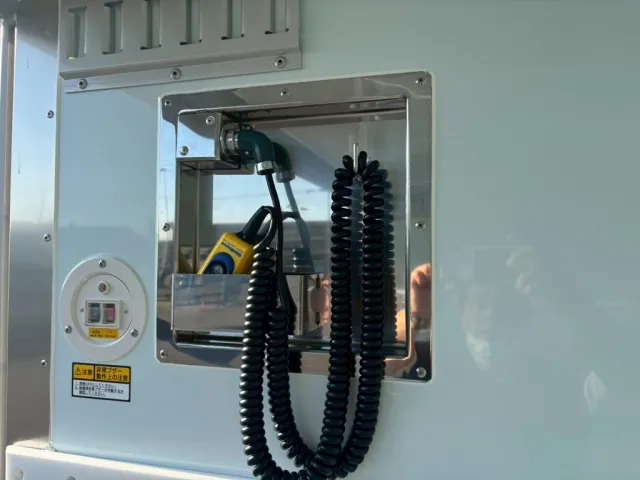 庫内にゲートのコントローラーがあります。|日野 レンジャー 2KG-FD2ABG(2WD)の写真16