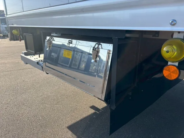 運転席側後部に工具箱が付いています。|日野 レンジャー 2KG-FD2ABG(2WD)の写真23