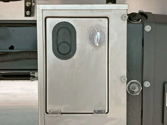 ゲートの昇降スイッチです。|日野 レンジャー 2KG-FD2ABG(2WD)の写真18