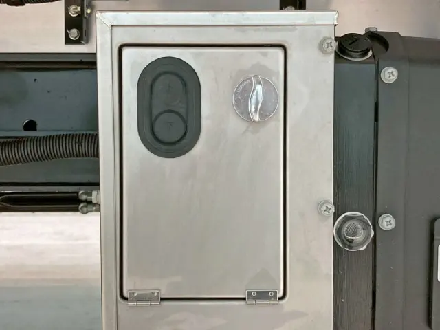 ゲートの昇降スイッチです。|日野 レンジャー 2KG-FD2ABG(2WD)の写真18