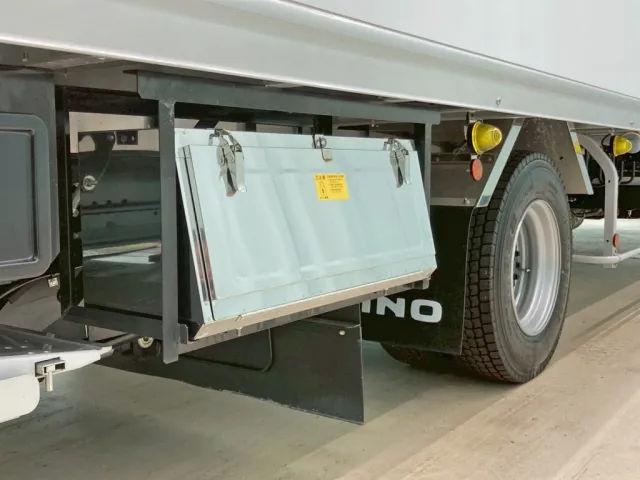 ボディー運転席側後方にステンレス製の工具箱が付いています。|日野 レンジャー 2KG-FD2ABG(2WD)の写真20