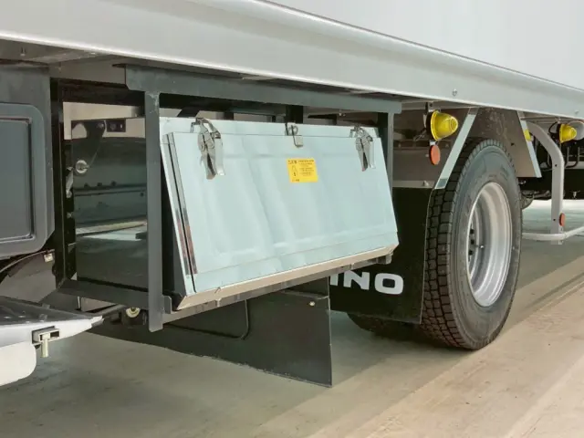 ボディー運転席側後方にステンレス製の工具箱が付いています。|日野 レンジャー 2KG-FD2ABG(2WD)の写真20