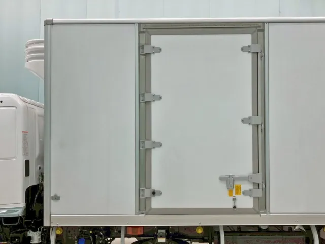 ボディー助手席側前方に片開き式のサイドドアが付いています。|日野 レンジャー 2KG-FD2ABG(2WD)の写真21