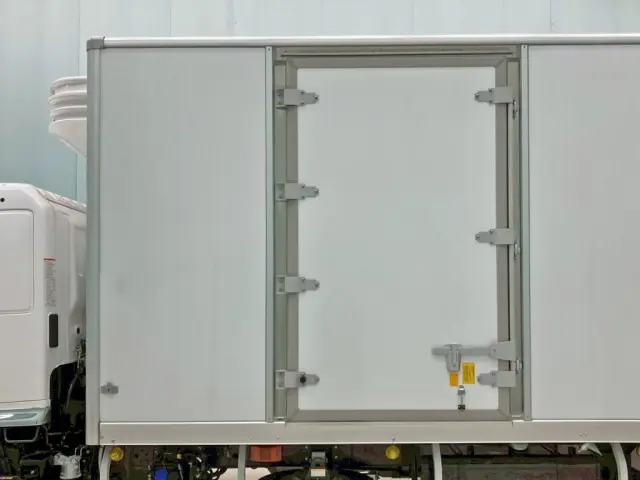 ボディー助手席側前方に片開き式のサイドドアが付いています。|日野 レンジャー 2KG-FD2ABG(2WD)の写真21