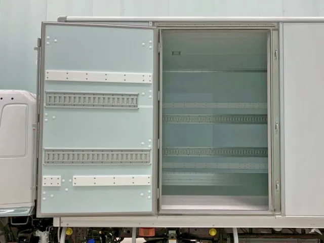 サイドドアを開いた状態です。(門口周りはステンレス製です)|日野 レンジャー 2KG-FD2ABG(2WD)の写真22