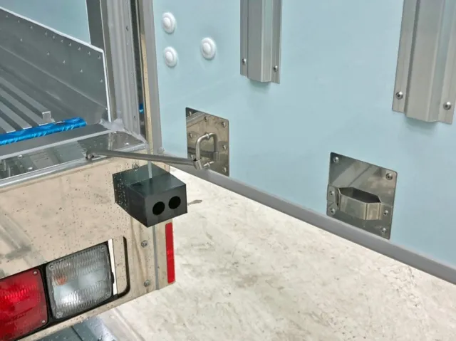 運転席ドアのストッパーの状態です。|日野 レンジャー 2KG-FD2ABG(2WD)の写真11