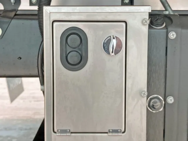 ゲートの昇降スイッチです。|日野 レンジャー 2KG-FD2ABG(2WD)の写真18