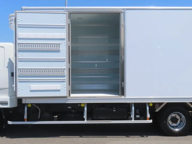 サイドドアを開いた状態です。|三菱 ファイター 2KG-FK65F(2WD)の写真10