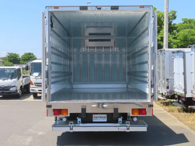 門口周りはステンレス製で床はシステムフロア仕様です。|三菱 ファイター 2KG-FK65F(2WD)の写真11