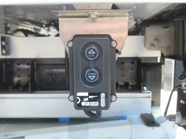 ゲートの操作スイッチです。|三菱 ファイター 2KG-FK65F(2WD)の写真15