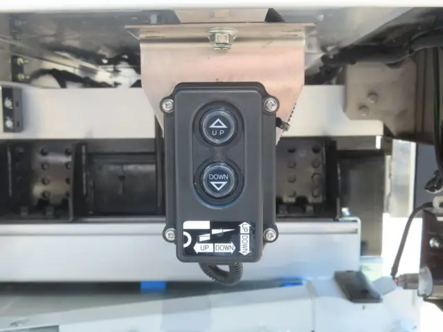 ゲートの操作スイッチです。|三菱 ファイター 2KG-FK65F(2WD)の写真15