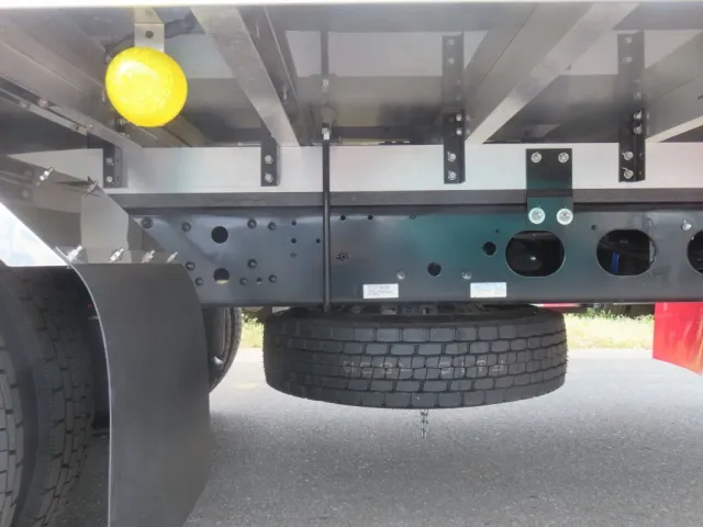 シャーシとネタの状態です。(縦ネタ・横ネタはアルミ製です)|三菱 ファイター 2KG-FK65F(2WD)の写真7