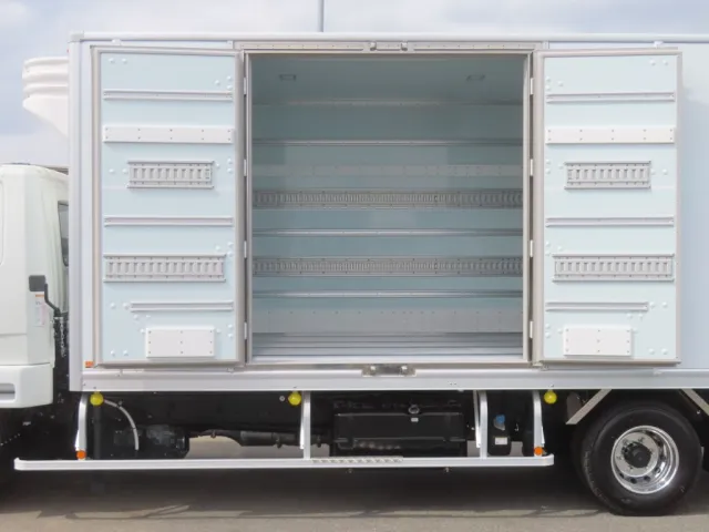 サイドドアを開いた状態です。|三菱 ファイター 2KG-FK65F(2WD)の写真9