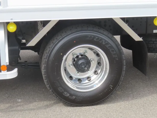 リアフェンダーはステンレス製・ホイールはアルミ製です。|三菱 ファイター 2KG-FK65F(2WD)の写真10