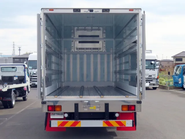 門口周りはステンレス製で床はI型キーストン、ジョロダーレールは4列付いています。|三菱 ファイター 2KG-FK65F(2WD)の写真11