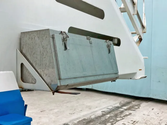 運転席側前方にステンレス製の工具箱が付いています。|極東  KA24060の写真21