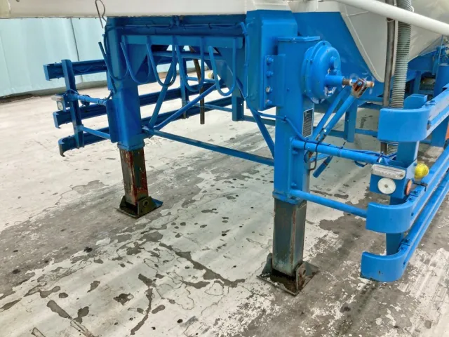 脚は手動式です。|極東  KA24060の写真23