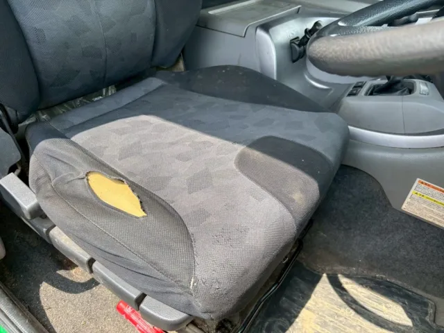 運転席側座面ヘタリ穴あきあります。|UDトラックス クオン QKG-CG5ZMの写真9